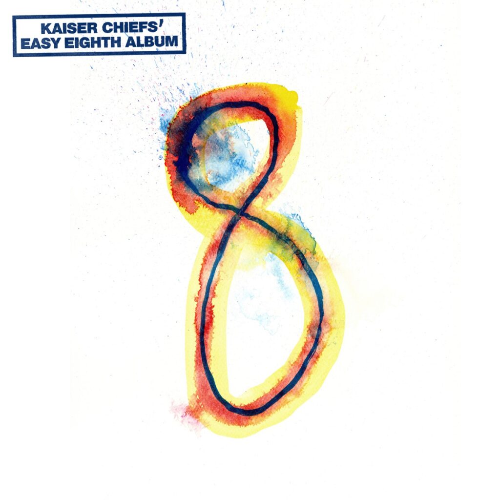 Cover von „Kaiser Chiefs’ Easy Eighth Album“ mit handgemalter, bunter Aquarell-Zahl Acht auf weißem Hintergrund, oben links blauer Schriftzug im Kasten.