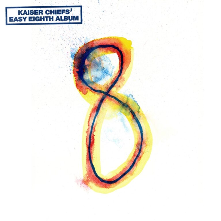 Cover von „Kaiser Chiefs’ Easy Eighth Album“ mit handgemalter, bunter Aquarell-Zahl Acht auf weißem Hintergrund, oben links blauer Schriftzug im Kasten.
