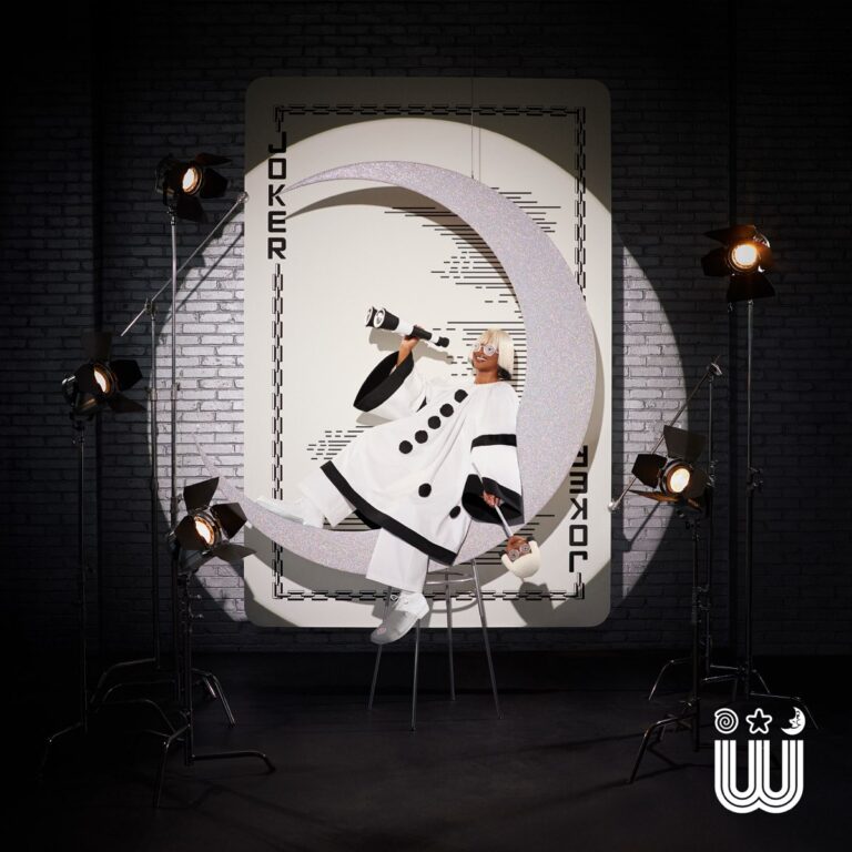 Tierra Whack als Harlekinfigur auf Halbmond sitzend, vor übergroßer Spielkarte mit der Aufschrift „JOKER“ – Cover zu „World Wide Whack“.
