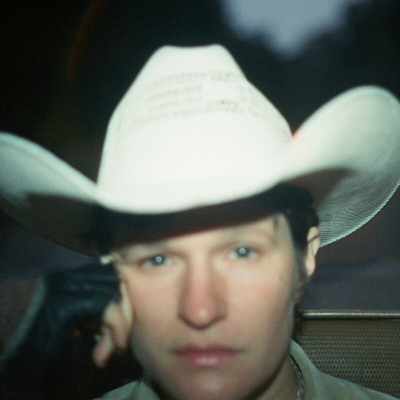 Adrianne Lenker mit unscharfem Blick in Großaufnahme, weißer Cowboyhut, melancholische Stimmung – Cover des Albums „Bright Future“.