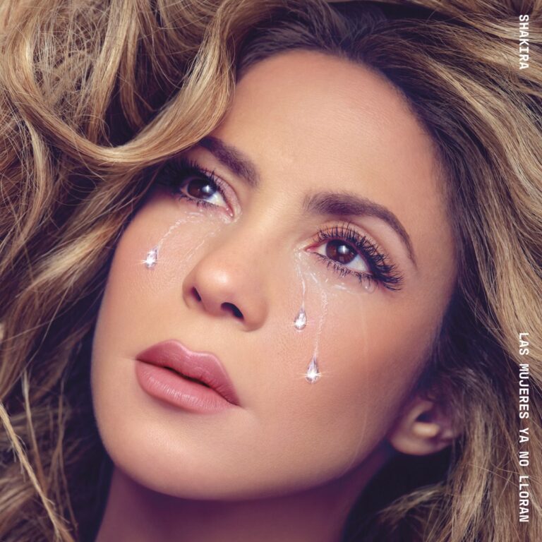 Porträt von Shakira mit dramatisch inszenierten Diamantentränen auf dem Cover ihres Albums „Las Mujeres Ya No Lloran“.
