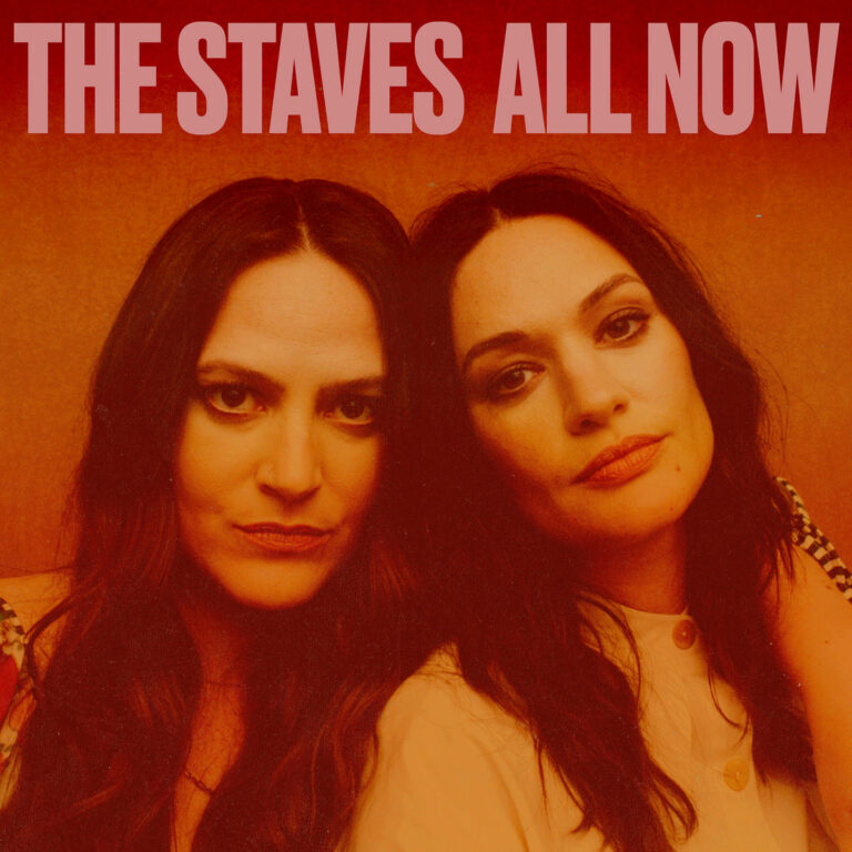 Albumcover von The Staves – All Now mit warmem Sepiafilter, zwei nahen Porträts und roter Schrift im Vintage-Stil.