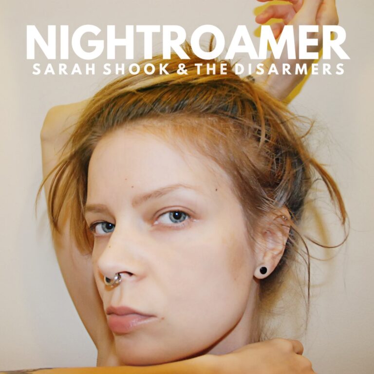 Cover des Albums „Nightroamer“ von Sarah Shook & the Disarmers – ein intimes, fast unbearbeitet wirkendes Porträt mit direktem Blick, hochgestecktem Haar und minimalistischem Hintergrund.