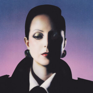 Stilisiertes Porträt von Fabiana Palladino auf dem Cover ihres Debütalbums, mit strengem Licht-Schatten-Kontrast und retrofuturistischem Farbverlauf.