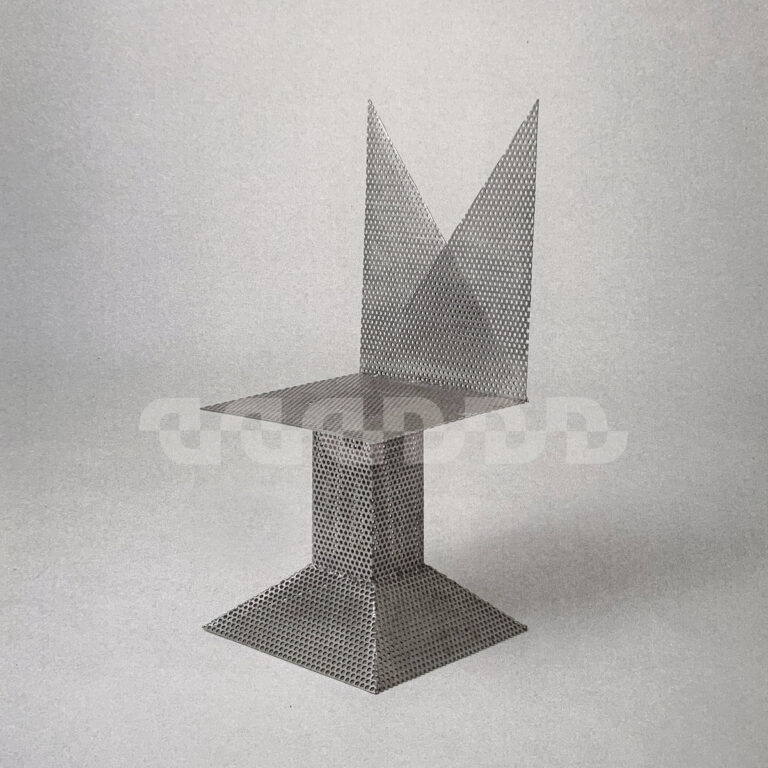 Albumcover von Drahla – angeltape zeigt einen geometrisch-kantigen Stuhl aus Lochblech vor grauem Hintergrund, minimalistisch und skulptural.