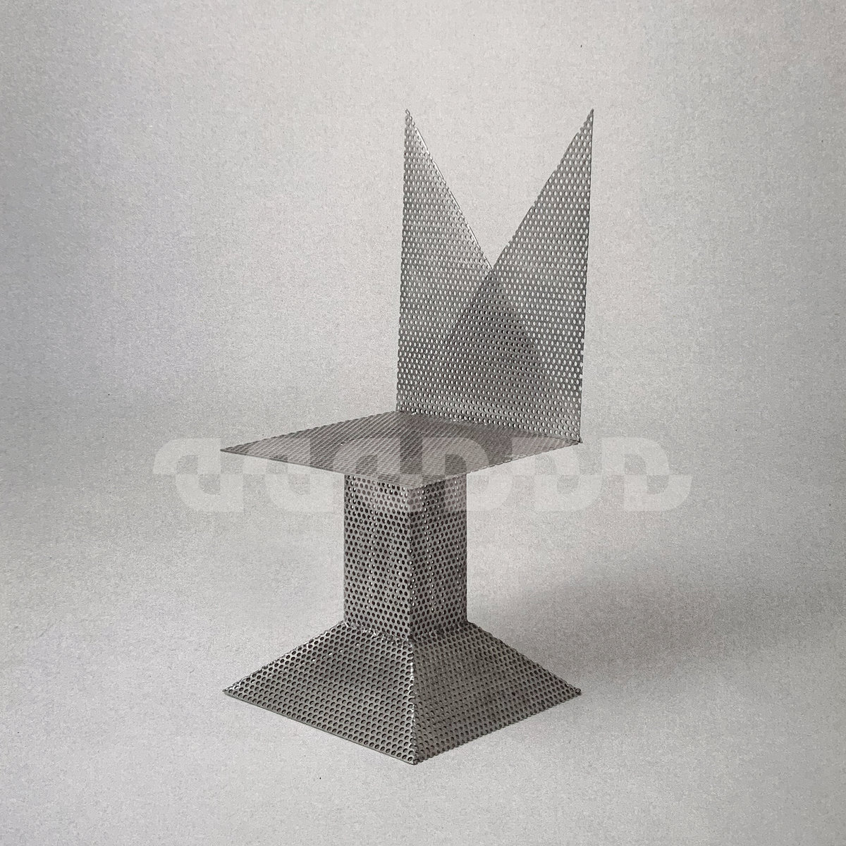 Albumcover von Drahla – angeltape zeigt einen geometrisch-kantigen Stuhl aus Lochblech vor grauem Hintergrund, minimalistisch und skulptural.