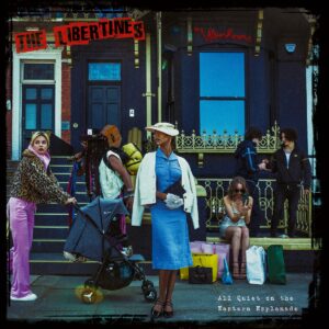 Albumcover von The Libertines – All Quiet on the Eastern Esplanade zeigt eine schräge Straßenszene vor einem viktorianischen Haus mit verschiedenen Charakteren.