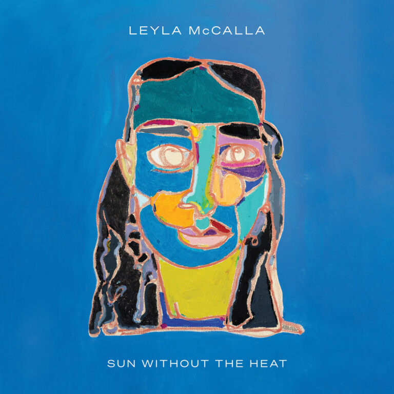 Abstrakt-farbiges Porträt auf blauem Hintergrund als Albumcover von Leyla McCalla – Sun Without the Heat, gemalt in expressionistischem Stil.