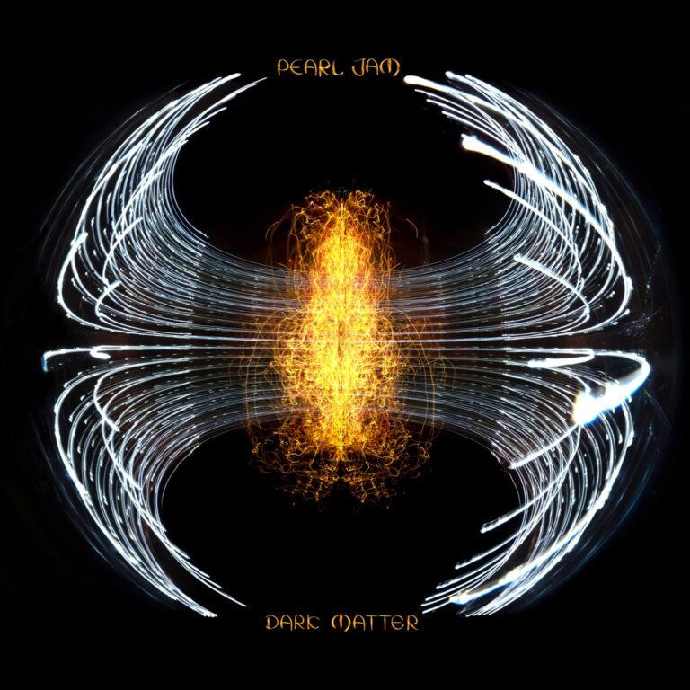 Cover von Pearl Jams „Dark Matter“ zeigt ein symmetrisch leuchtendes, abstraktes Lichtmuster in Weiß und Orange auf schwarzem Hintergrund – wie ein energetisches Wesen im Raum.