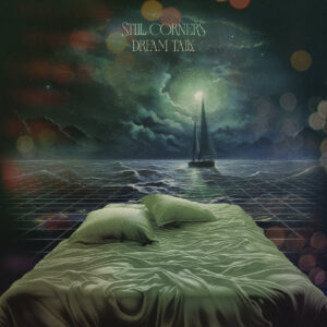 Albumcover von Still Corners „Dream Talk“ mit surrealem Motiv: ein Bett am Meer, im Hintergrund ein Segelboot unter grünlichem Nachthimmel.