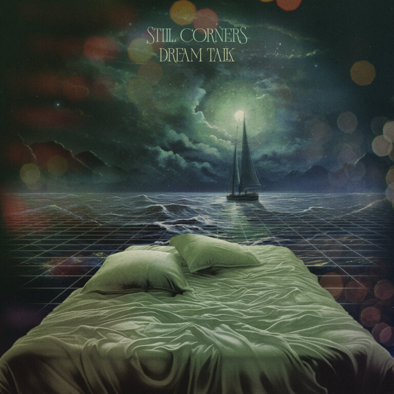 Albumcover von Still Corners „Dream Talk“ mit surrealem Motiv: ein Bett am Meer, im Hintergrund ein Segelboot unter grünlichem Nachthimmel.