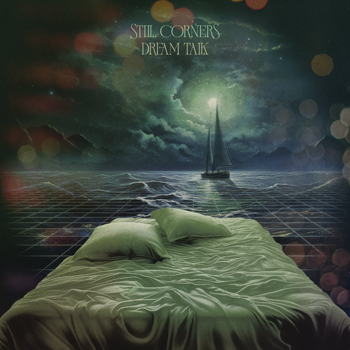Albumcover von Still Corners „Dream Talk“ mit surrealem Motiv: ein Bett am Meer, im Hintergrund ein Segelboot unter grünlichem Nachthimmel.