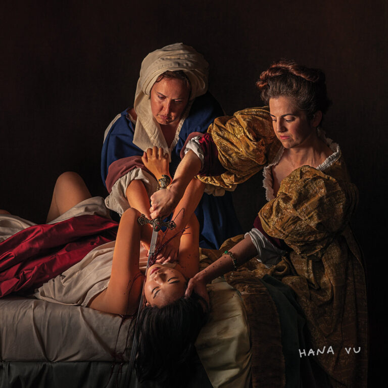 Cover von Hana Vu: drei Frauen in barockem Setting, inspiriert von Caravaggio – eine hält ein Schwert, Blut fließt, Drama und Symbolik pur.