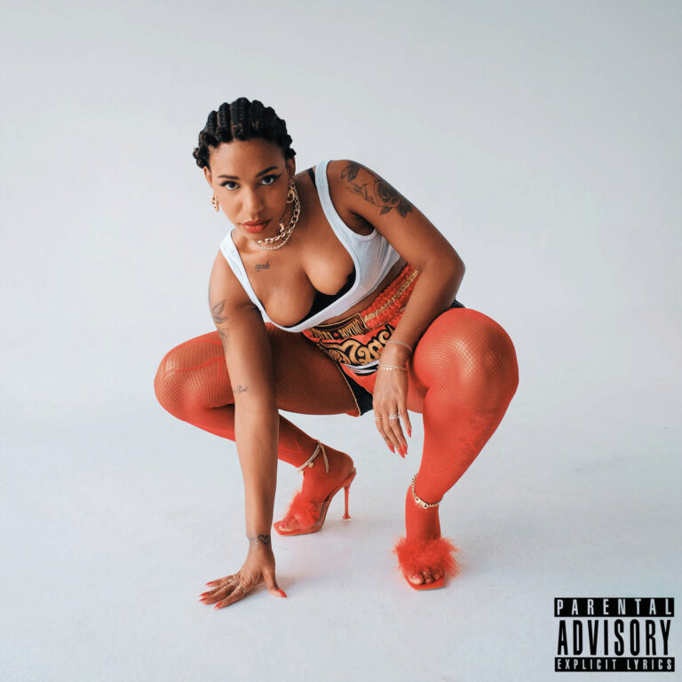 Yaya Bey kniet selbstbewusst in rotem Outfit und High Heels auf dem Boden, mit intensivem Blick in die Kamera – Cover des Albums „Ten Fold“.