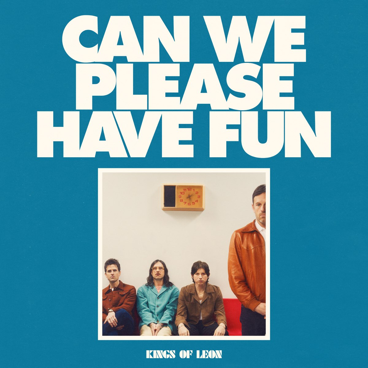 Cover des Albums „Can We Please Have Fun“ von Kings of Leon: vier Bandmitglieder sitzen unter einer Wanduhr auf rotem Sofa, eingerahmt von typografisch dominanter Schrift auf blauem Grund.