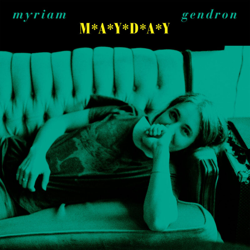 Cover von „Mayday“: Myriam Gendron liegt halb auf einem Sofa, ein melancholisches Lächeln, eingefärbt in kühles Türkis – entspannt, verletzlich, nahbar.