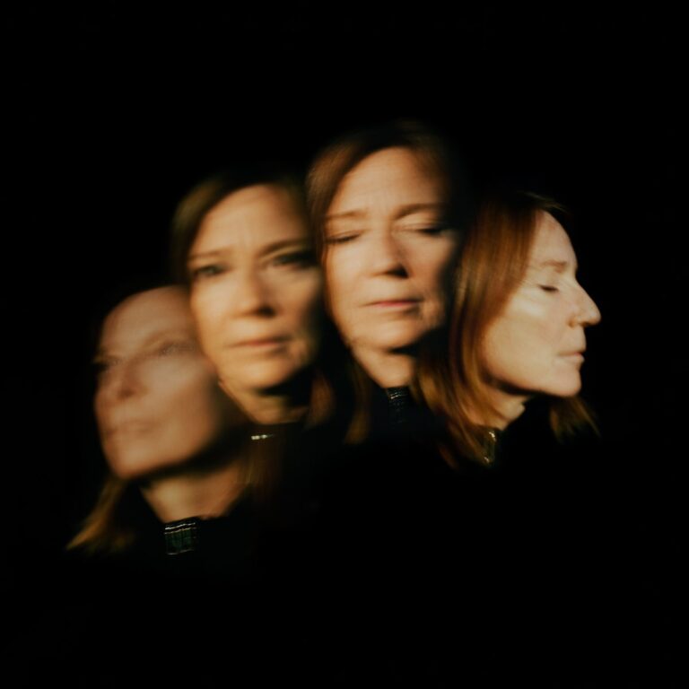 Cover zu „Lives Outgrown“: Beth Gibbons’ Gesicht mehrfach verwischt und verdoppelt im Dunkel – melancholisch, entrückt, hypnotisch.