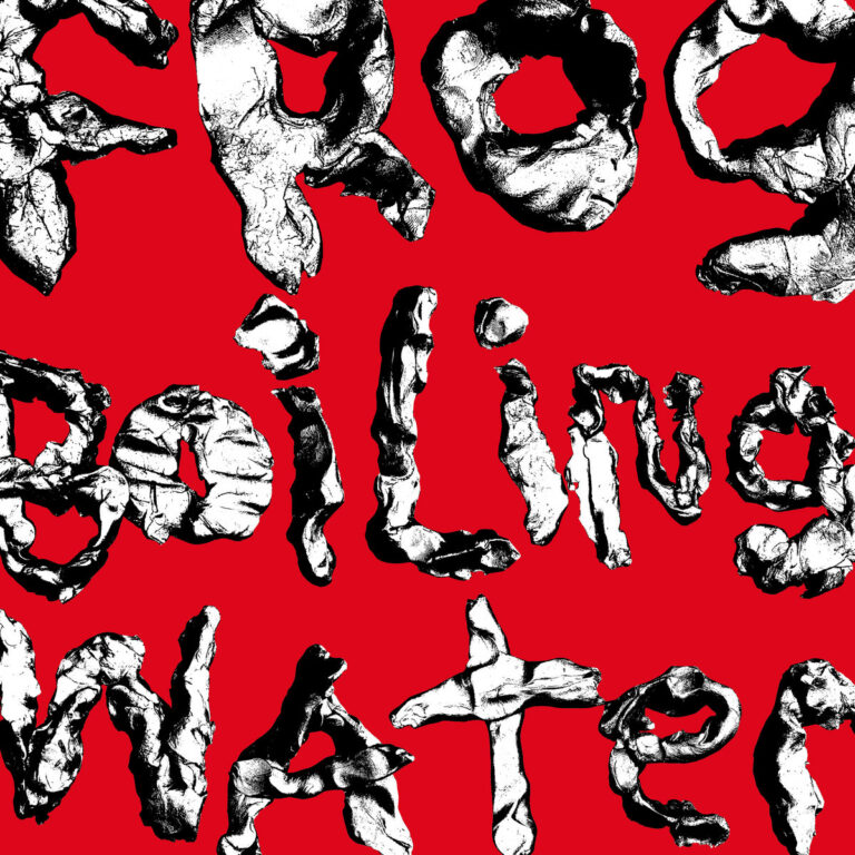 Albumcover von „Frog in Boiling Water“: zerknüllte Aluminium-Buchstaben formen die Worte „frog boiling water“ vor knallrotem Hintergrund.