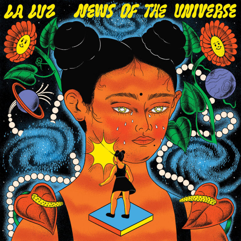 Cover des Albums „News of the Universe“ von La Luz: Psychedelische Illustration einer Frau vor galaktischem Hintergrund mit Blumen, Tränen und Planeten.