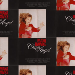 Albumcover „Chaos Angel“ von Maya Hawke: Wiederholtes Bild der Künstlerin in rotem Shirt auf hellem Hintergrund, im Stil eines Filmplakats arrangiert.