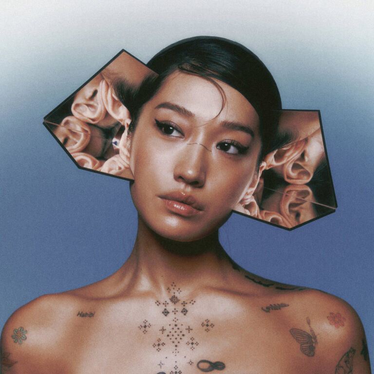 Peggy Gou mit surreal verfremdeten Ohr-Spiegeln vor blauem Hintergrund – das futuristische Cover ihres Albums „I Hear You“.