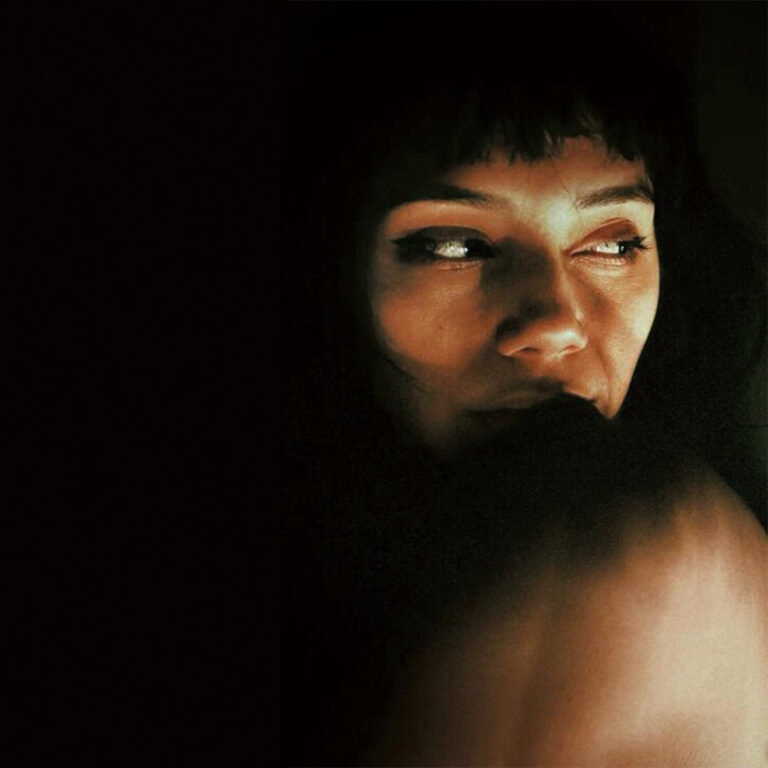 Angélica Garcia im Halbschatten, ihr Blick ist nachdenklich und geheimnisvoll – das stimmungsvolle Cover von „Gemelo“ spielt mit Licht und Intimität.