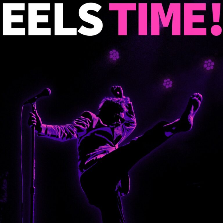 Mark Oliver Everett alias E in energischer Bühnenpose auf dem Albumcover „EELS TIME!“ – pink-violette Silhouette vor schwarzem Hintergrund.