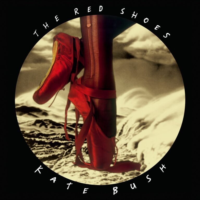 Rote Ballettschuhe an einem Bein vor surrealem Hintergrund.