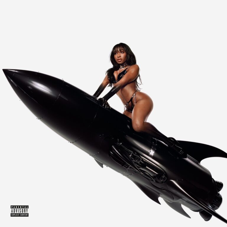 Normani in Leder und Ketten posiert auf einer schwarzen Rakete – das provokante Cover ihres Albums „Dopamine“ zwischen Sexappeal und Space-Fantasy.