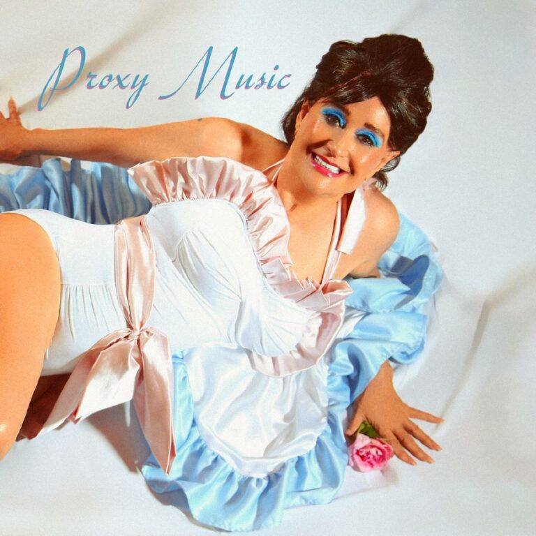Albumcover von Linda Thompson – Proxy Music, zeigt die Künstlerin in satirischer Pose im Stil des Roxy-Music-Debüts mit Retro-Make-up, Rüschenkleid und Blume.