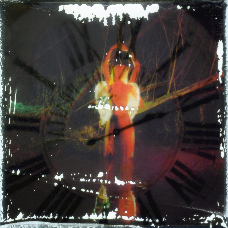 Albumcover von The Mysterines – Afraid of Tomorrows, zeigt eine schemenhafte Figur mit Uhrüberlagerung in düsterem Lichtspiel und waldähnlicher Szenerie.