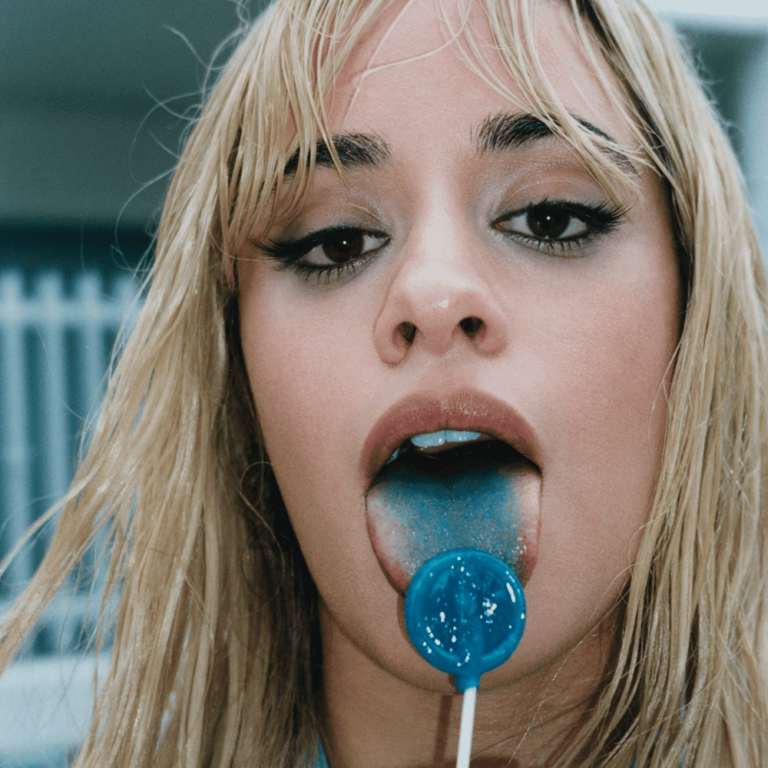 Camila Cabello mit blauem Lolli, offenem Mund und verschmiertem Lippenstift – das Cover von „C,XOXO“ im provokanten, poppigen Streetstyle.