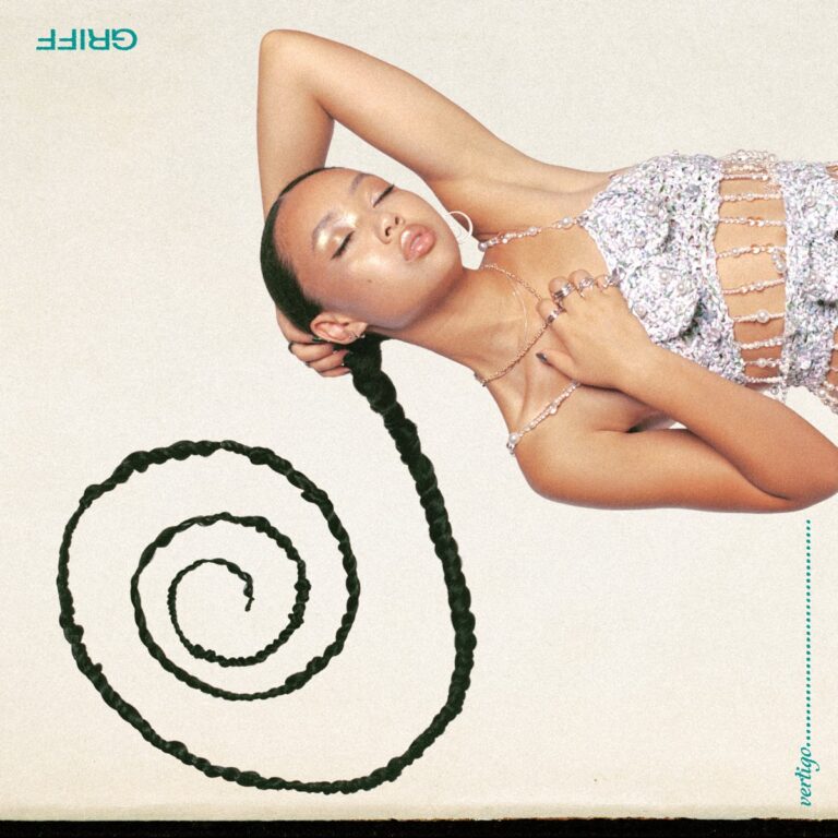 Griff liegt auf dem Cover von Vertigo mit geschlossenen Augen in einem glitzernden Outfit, ihr geflochtener Zopf spiralförmig vor ihr – ein Sinnbild für Emotionen, die sich drehen und verdichten.