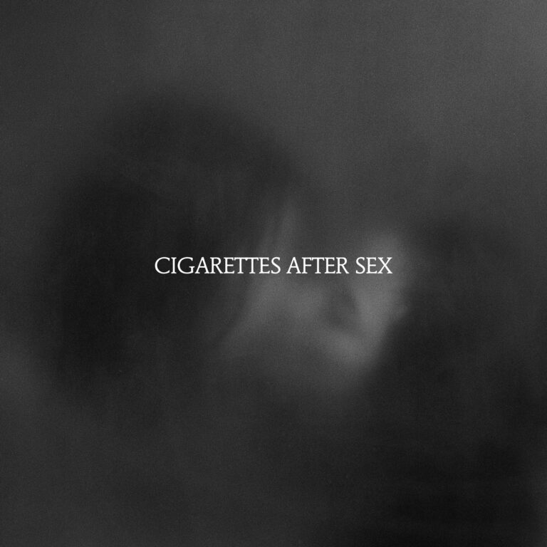 Cover von „X’s“ der Band Cigarettes After Sex mit unscharfer, schwarz-weißer Umarmung im Nebel und schlichtem weißen Schriftzug in der Mitte.