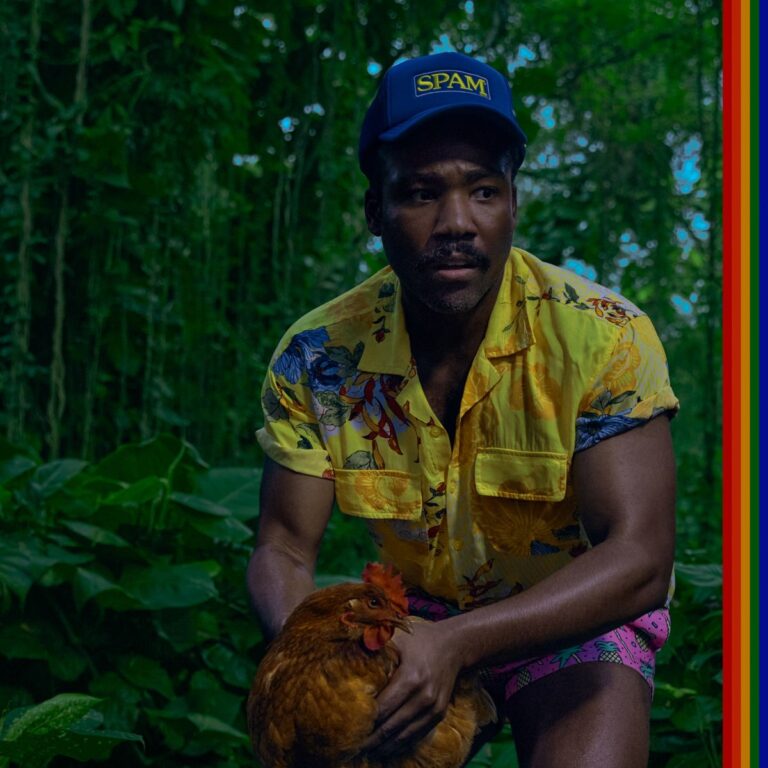 Childish Gambino im dichten Dschungel mit Huhn im Arm, gelbem Hawaiihemd und SPAM-Cap; farbiger Streifenrand rechts als grafisches Element.