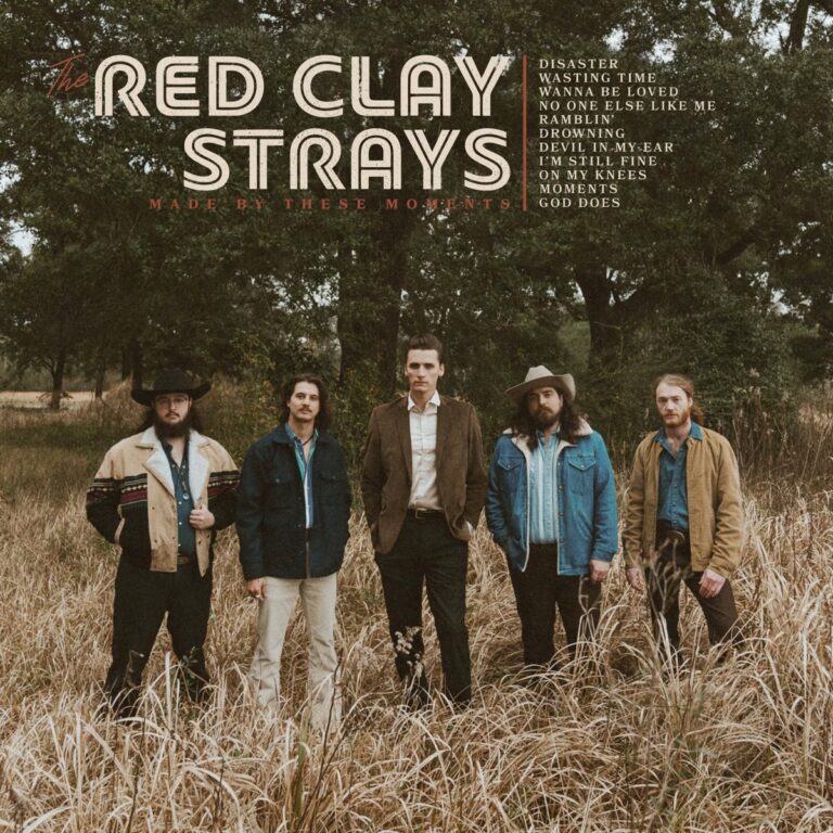 Albumcover von „Made by These Moments“ der Red Clay Strays mit Tracklist; zeigt die fünf Bandmitglieder in Country-Outfits in einer herbstlichen Wiese.