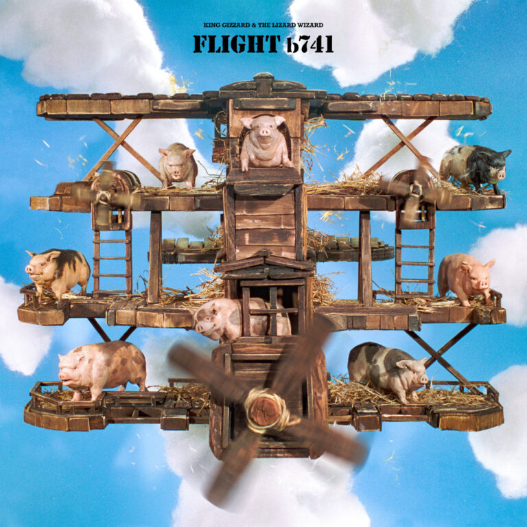 Albumcover von „Flight b741“ von King Gizzard & The Lizard Wizard zeigt ein surreal gebautes Holzflugzeug voller Schweine vor blauem Himmel mit Wolken.