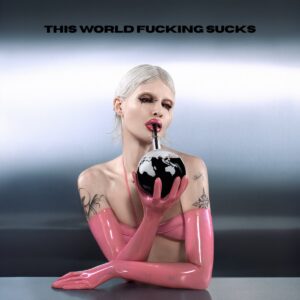 Albumcover von This World Fucking Sucks zeigt Cassyette in Latexhandschuhen und pinkem Top, wie sie durch einen Strohhalm aus einem Erdball trinkt – ein provokantes, postapokalyptisches Symbolbild mit Glam-Attitüde.