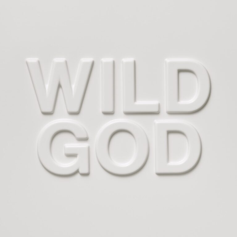 Albumcover von „Wild God“ von Nick Cave & The Bad Seeds mit geprägtem weißen Schriftzug auf hellgrauem Hintergrund.