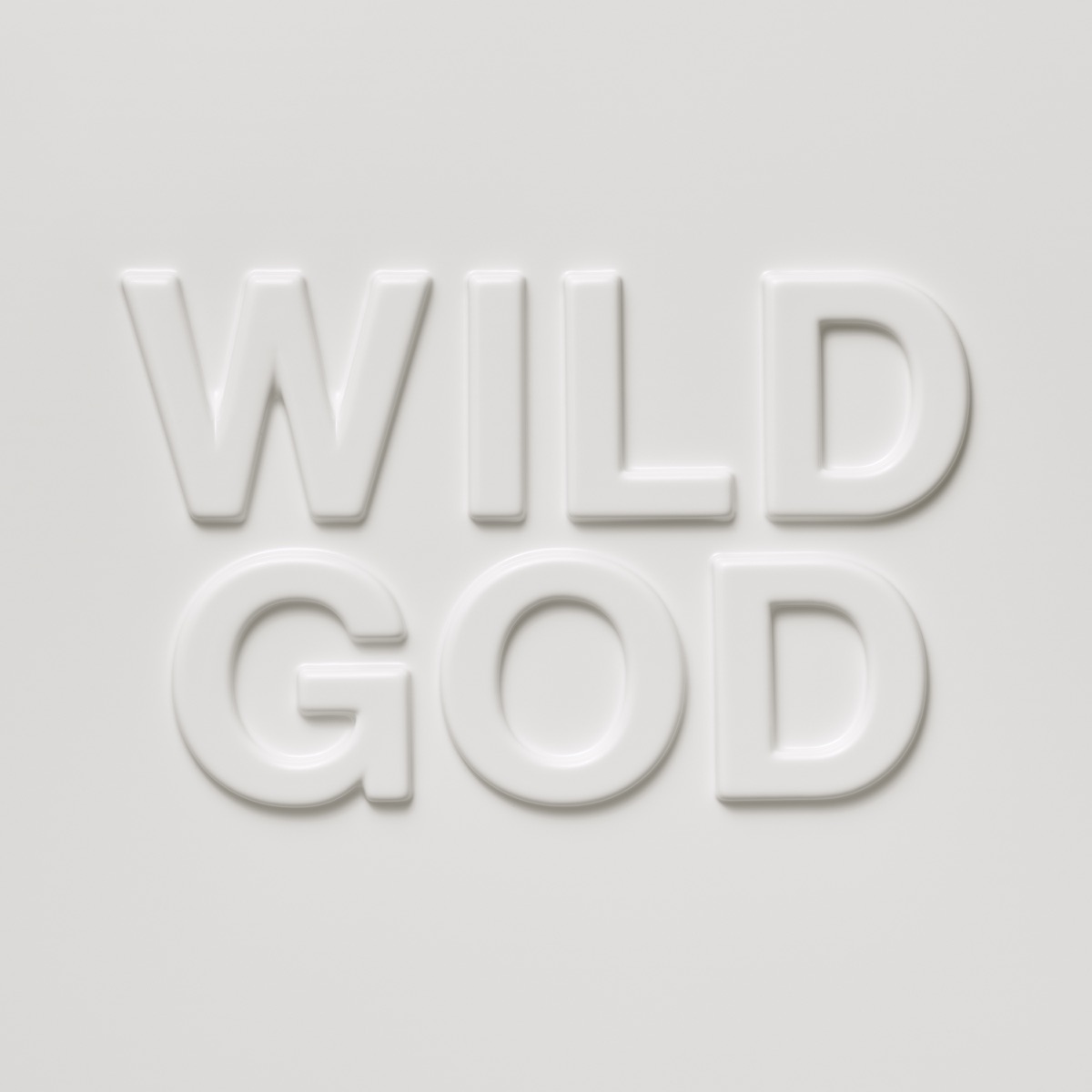Albumcover von „Wild God“ von Nick Cave & The Bad Seeds mit geprägtem weißen Schriftzug auf hellgrauem Hintergrund.