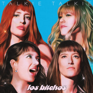 Das Cover des Albums „Talkie Talkie“ von Los Bitchos zeigt die vier Bandmitglieder in retro-futuristischem Stil vor knallblauem Hintergrund – eine Hommage an 80s-Glam und Cumbia-Surf-Energie.