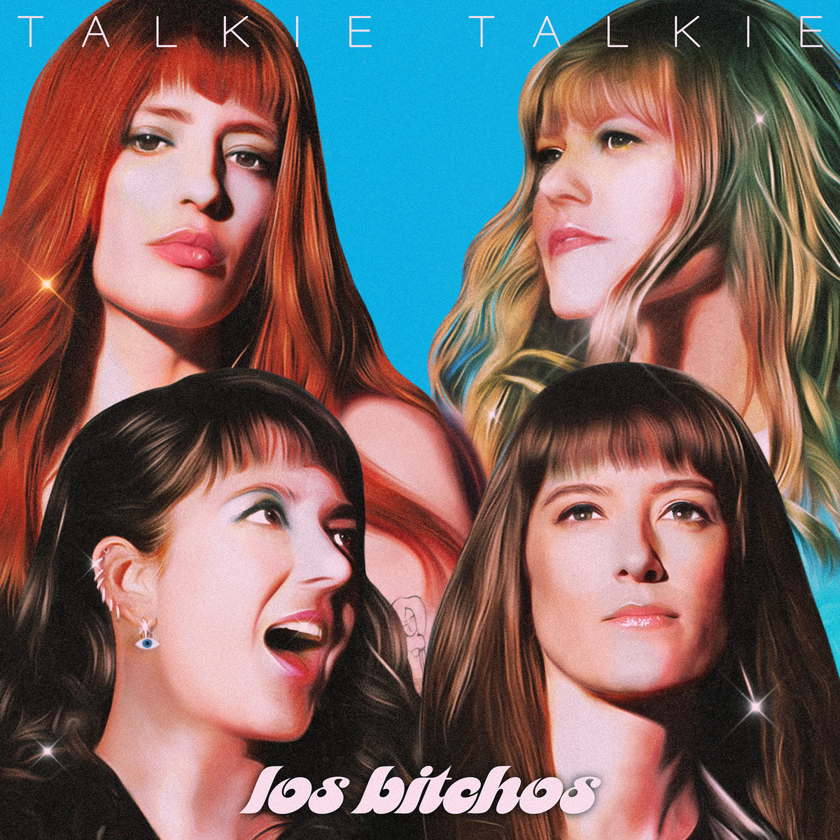 Das Cover des Albums „Talkie Talkie“ von Los Bitchos zeigt die vier Bandmitglieder in retro-futuristischem Stil vor knallblauem Hintergrund – eine Hommage an 80s-Glam und Cumbia-Surf-Energie.