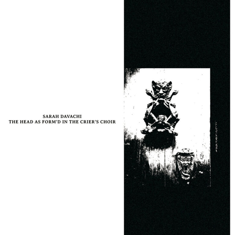 Cover des Albums The Head As Form’d in the Crier’s Choir von Sarah Davachi zeigt in Schwarz-Weiß eine minimalistische Komposition mit mythisch anmutendem Türklopfer.