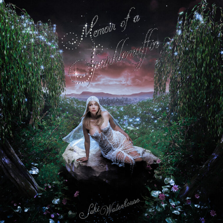 Albumcover zu Memoir of a Sparklemuffin zeigt Suki Waterhouse in einem funkelnden Kleid, auf einem Felsen thronend, vor einer leuchtenden, märchenhaften Landschaft.