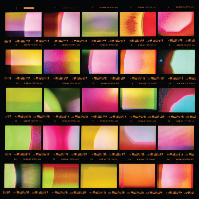 Cover von Viewfinder von Wendy Eisenberg: Eine Kontaktabzug-Optik mit 35 abstrahierten Farbaufnahmen in kräftigen Tönen – filmisch, experimentell, mehrdeutig.