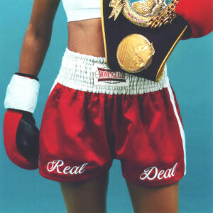 Albumcover zu "Real Deal" von Honeyglaze: eine Boxerin in roten Shorts mit Champion-Gürtel, stilvoll und kämpferisch inszeniert.