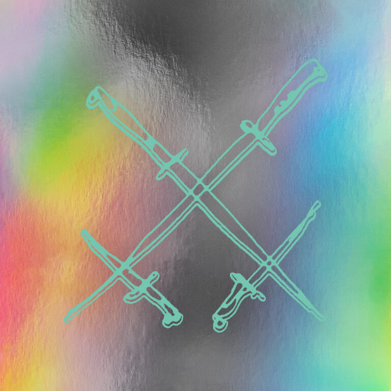 Cover des Albums „13" Frank Beltrame Italian Stiletto with Bison Horn Grips“ von Xiu Xiu: vier mintgrüne Dolche kreuzen sich auf einem metallisch-bunten Hintergrund.