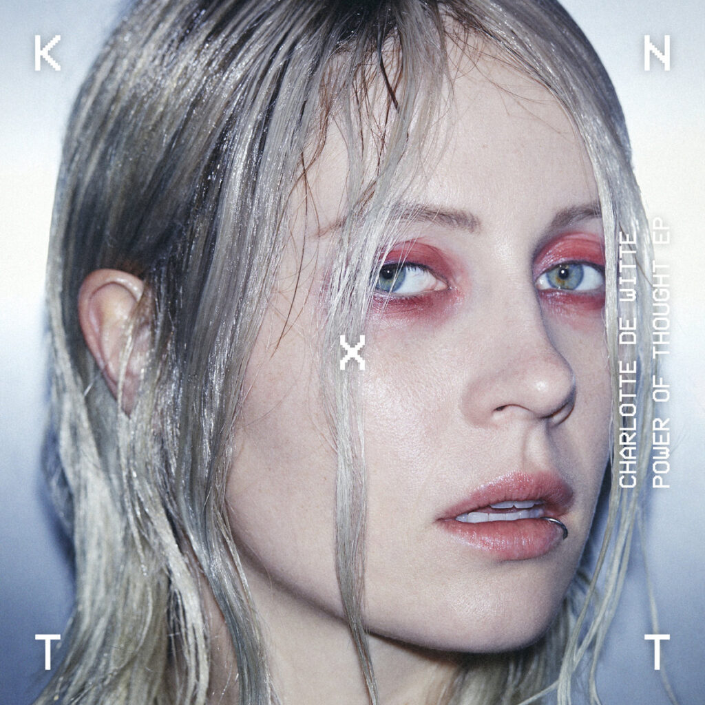 Nahaufnahme von Charlotte De Witte mit nassen Haaren, rotem Lidschatten und Lippenpiercing – Cover zur EP „Power of Thought“.