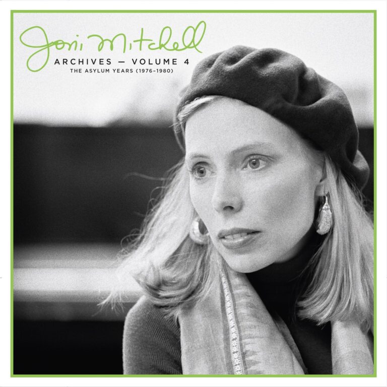 Cover von „Joni Mitchell Archives Vol. 4“ zeigt Mitchell in Schwarzweiß mit Baskenmütze, Schal und Blick in die Ferne – stilvoll, nachdenklich, zeitlos.