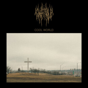 Ein überdimensionales Kreuz auf einer leeren Wiese unter grauem Himmel, neben einer amerikanischen Landstraße – Cover des Albums „Cool World“ von Chat Pile.